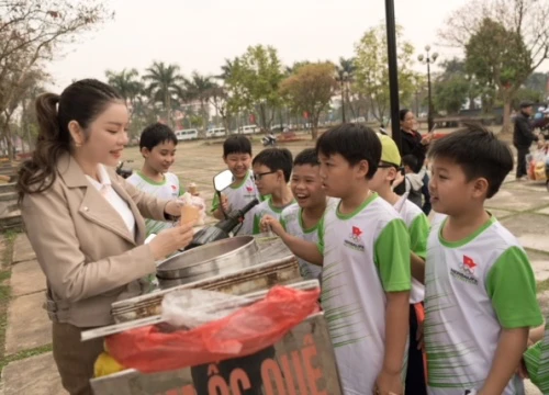 Lý Nhã Kỳ tươi cười đứng 'bán' kem cho học sinh ở Bắc Ninh