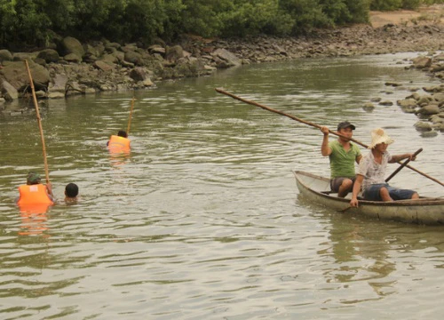 Tìm thấy thi thể 2 trong số 3 học sinh mất tích khi tắm ở sông Ba