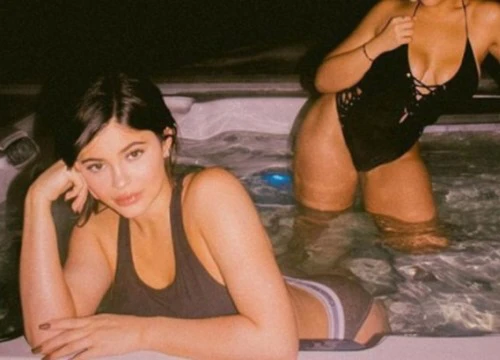 Mặc bikini khoe đường cong, Kylie Jenner chứng minh cô là bà mẹ sexy nhất gia đình Kardashian