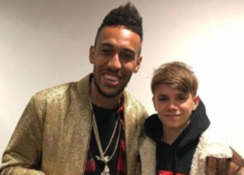 Con trai Beckham thích Arsenal, tự sướng với Aubameyang