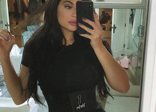 Hóa ra đây là bí quyết siết chặt eo để có body đồng hồ cát sau khi sinh của Kylie và chị em Kardashian