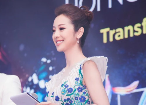 Jennifer Phạm gợi cảm mặc váy ngắn cũn trổ tài ca hát và nhảy múa