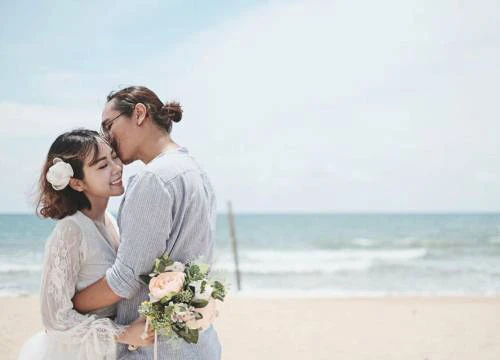 Vừa đưa bồ đi du lịch thì mẹ gọi điện: Vợ mày đang cưới hàng xóm kia kìa