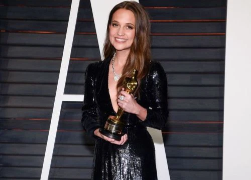 Alicia Vikander ngực nhỏ nhưng luôn quyến rũ trên thảm đỏ