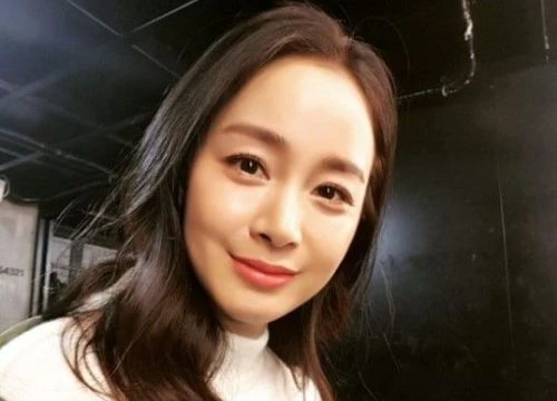 Kim Tae Hee rạng rỡ xuất hiện lần đầu sau khi sinh con