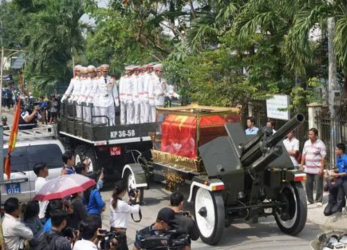 Người dân đội nắng, lập bàn thờ tiễn biệt chú Sáu Khải tại Củ Chi