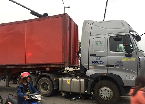 Người dân giải cứu nữ công nhân bị xe container cán nát 2 chân