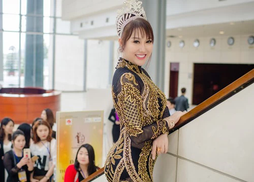 Phi Thanh Vân diện váy xuyên thấu dự event