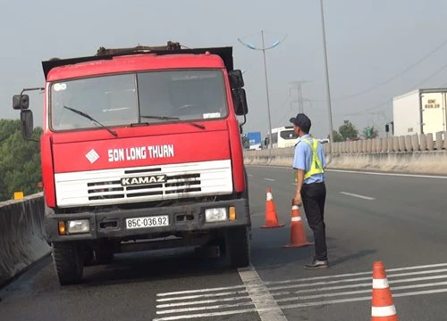 Tài xế chạy bộ 1km trên cao tốc nhờ người dập lửa xe bốc cháy