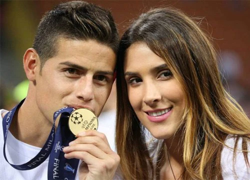 Con gái James Rodriguez khóc nức nở khi được mẹ bế đến sân