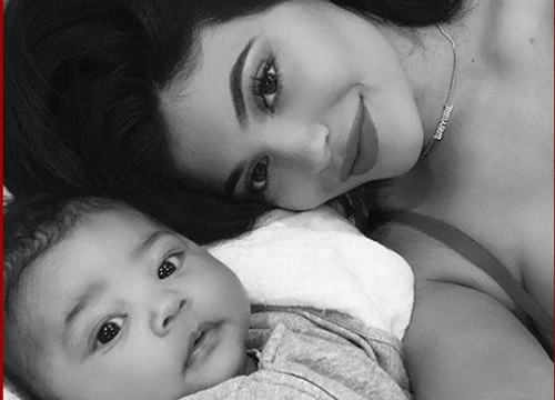 Đẳng cấp 'mẹ bỉm sữa' Kylie Jenner: Chỉ sau 1 giờ đăng ảnh khoe con đã gây sốt với hơn 5 triệu lượt likes