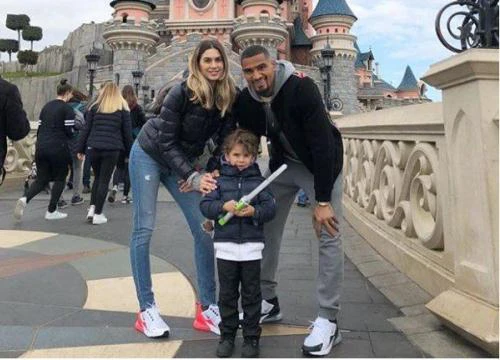 Đức bị cầm hòa, Boateng vẫn hí hửng đi thăm Disneyland