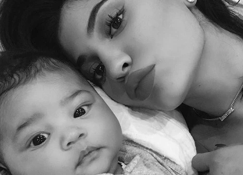 Kylie Jenner lại bị nghi bắt Travis "đổ vỏ" vì con gái họ giống hệt bạn trai cũ gốc Việt của cô