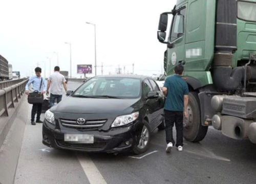 Xe bồn đâm xe Toyota Altis, đường trên cao ở Hà Nội tắc kéo dài 5km