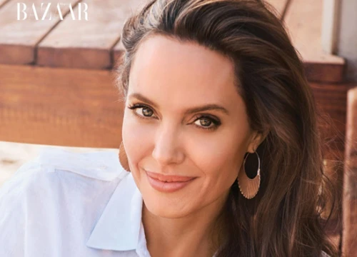 Angelina Jolie bí mật hẹn hò doanh nhân bất động sản