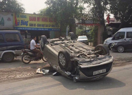 Hà Nội: Ô tô "bay" khỏi mặt đường rồi lật ngửa như phim hành động