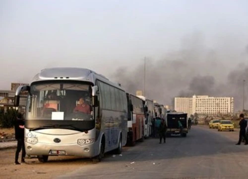 Hàng nghìn người rời đi, quân nổi dậy kiên quyết bám trụ Đông Ghouta