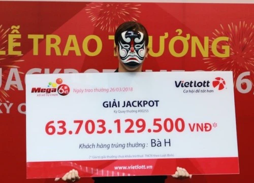 Nữ nhân viên văn phòng tay run run nhận jackpot 64 tỉ của Vietlott