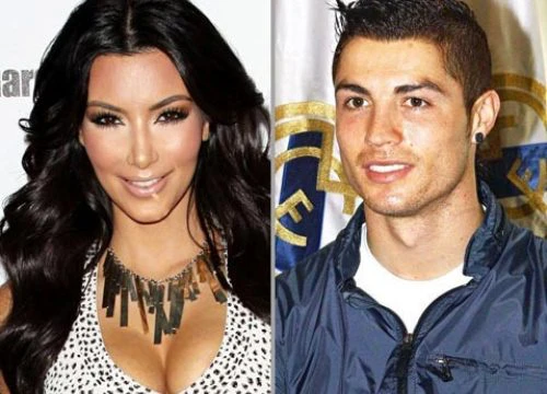 Tình một đêm Ronaldo ngồi hớ hênh, mặc kệ stylist đụng vào chỗ nhạy cảm