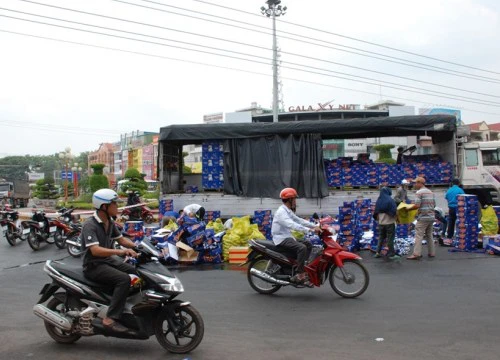 Xe tải bung thùng, hàng ngàn lon bia rơi vãi