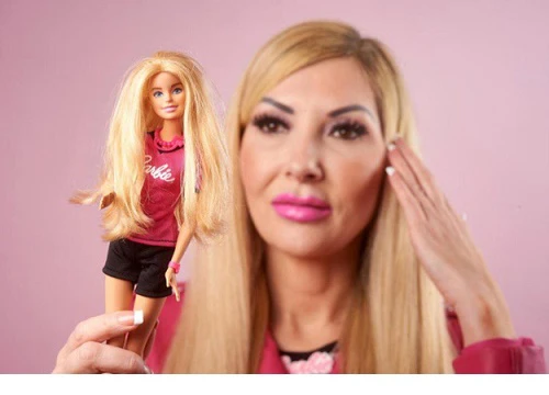 47 tuổi, "Barbie già nhất nước Anh" vẫn không ngừng tìm kiếm "người hoàn hảo như Ken"