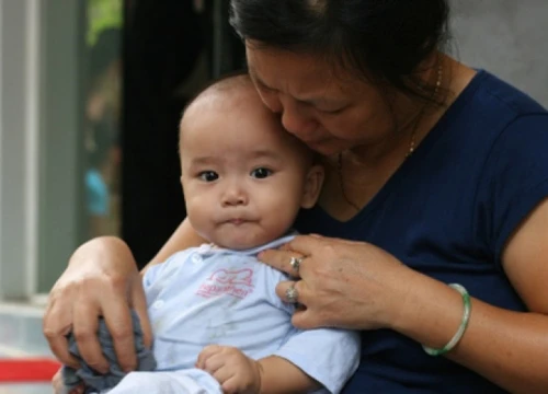 Cháu bà nội tội bà ngoại: Con gái đi lấy chồng rồi, mẹ vẫn tất tả, gánh khổ vì con vì cháu