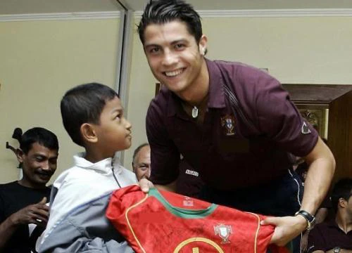 Messi không đem được gì ngoài xui xẻo cho cậu bé mặc áo đấu, còn Ronaldo thì hơn nhiều