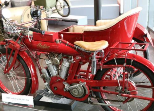 Ngắm xế cổ 1915 Indian Big Twin giá 2 tỷ đồng