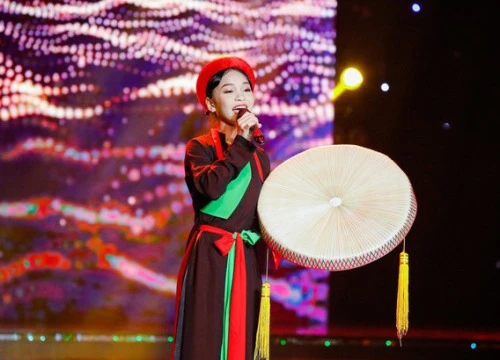 Cô bé xinh như hoa hậu khiến dàn huấn luyện viên "Tuyệt đỉnh song ca nhí" bấn loạn