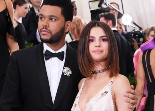 Hậu nghi vấn bị The Weeknd "đá xéo" trong hit mới, Selena đăng ảnh cười "híp hết cả mắt"