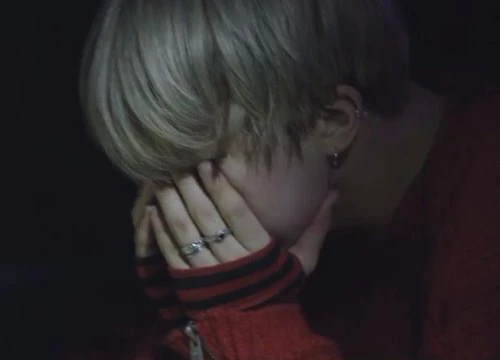 Jimin (BTS) bật khóc trong hậu trường vì một lỗi fan còn chẳng nhận ra