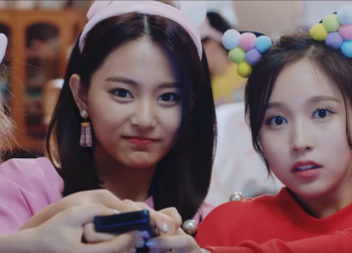 TWICE tiếp tục trận chiến giành... điều khiển trong teaser MV mới