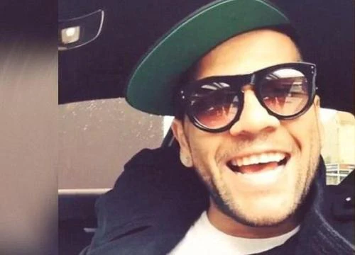 Dani Alves câu like bằng cách hát hò