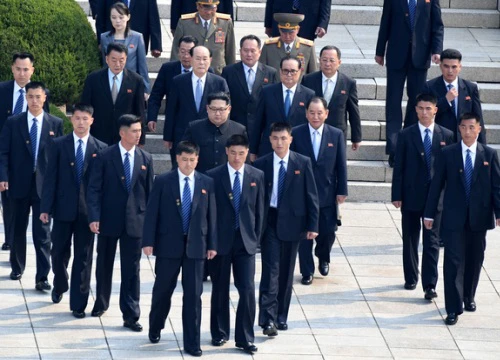 "Lá chắn sống" hình chữ V bảo vệ ông Kim Jong-un