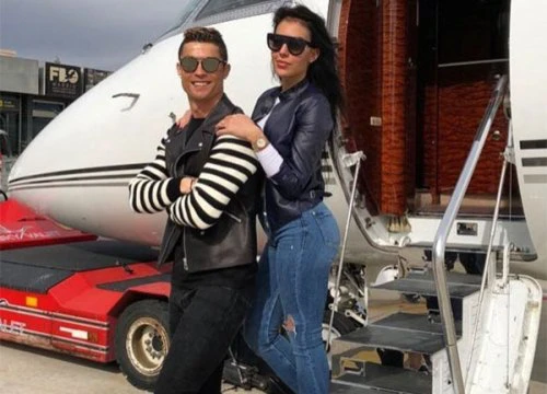 C. Ronaldo cho thuê máy bay, kiếm thêm thu nhập