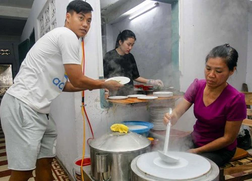 Cười vỡ bụng hình ảnh Hồng Duy - Đức Lương "nhập vai" bồi bàn bánh ướt Cô Bông