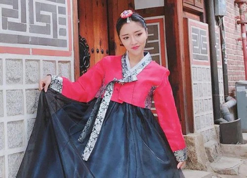 Đăng ảnh mặc Hanbok cực xinh nhưng caption "lầy" đúng chất Bích Phương mới làm dân mạng dậy sóng!