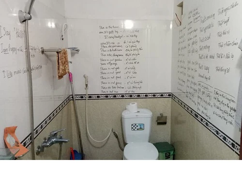 Gương sáng chăm học: Cô trung niên viết từ vựng tiếng Anh kín toilet, dán giấy nhớ đầy nhà cho nhanh thuộc bài