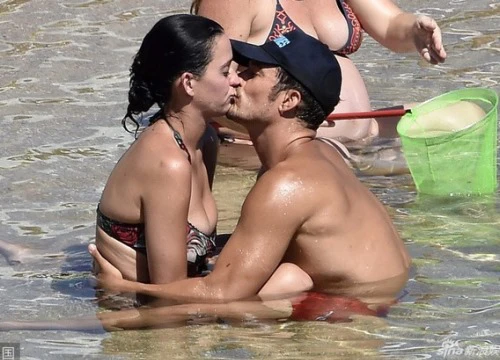 Katy Perry và Orlando Bloom ôm hôn đắm đuối sau khi chính thức tái hợp