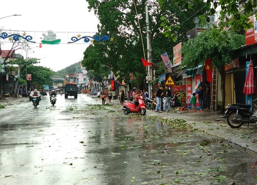 Lốc xoáy kèm mưa đá "tàn phá" Tương Dương