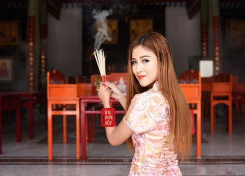 Ngày rằm thắp hương, mẹ chồng xỉa xói: 'Có tốt gì mà làm trò cúng bái', con dâu cười: 'Con khấn vái tổ tiên phù hộ cho mẹ hiền hơn để bớt tăng xông'