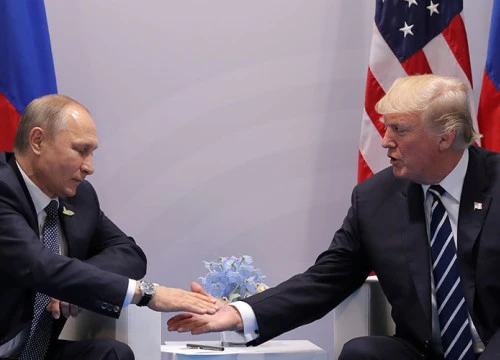 Sau khi trục xuất 60 nhà ngoại giao Nga, Trump bất ngờ muốn gặp Putin