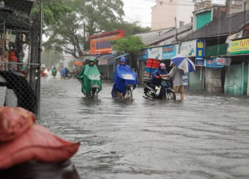 Sau trận mưa, cả phố biến thành sông