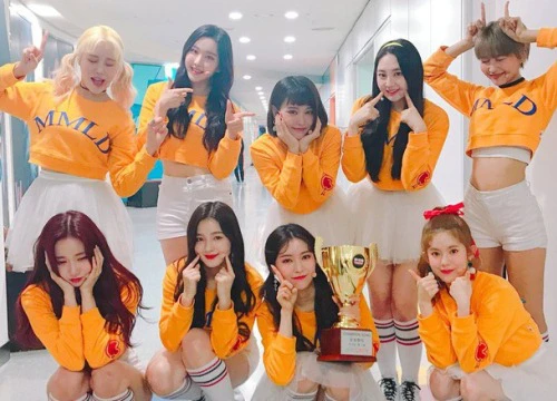 Đã ngừng quảng bá, MOMOLAND bất ngờ đánh bại cả Wanna One và Big Bang