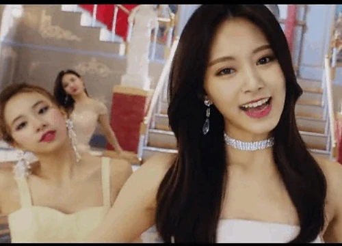 Fan "sốt xình xịch" vì cảnh thân mật giữa hai thành viên TWICE trong MV mới