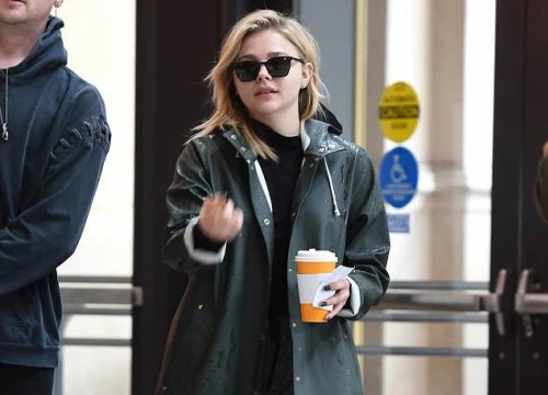 Hành động của Chloe Moretz khi lộ diện cho thấy cô đã dứt tình với Brooklyn Beckham