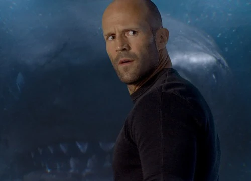 Hết đua xe, người vận chuyển Jason Statham "chơi trò cút bắt" với siêu cá mập trong "The Meg"