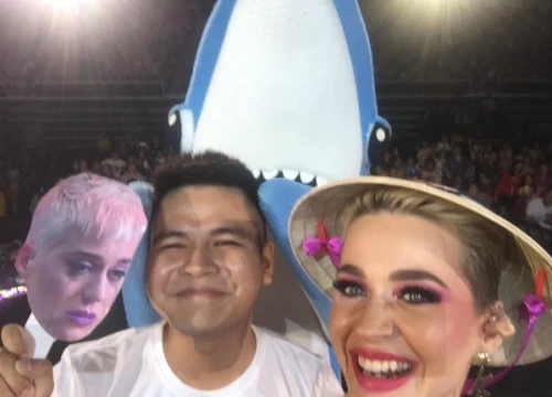 Katy Perry đội nón lá, nói 'xin chào' và 'cảm ơn' ngay trên sân khấu tour Singapore