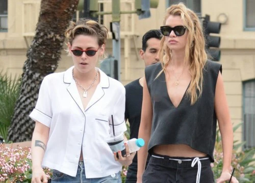 Kristen Stewart cùng người yêu đồng giới diện áo "mát mẻ", thả rông vòng 1 trên phố