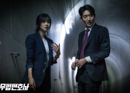 Lee Jun Ki - Seo Ye Ji 'ngàn cân treo sợi tóc', không có diễn viên đóng thế trong 'Lawless Lawyer'